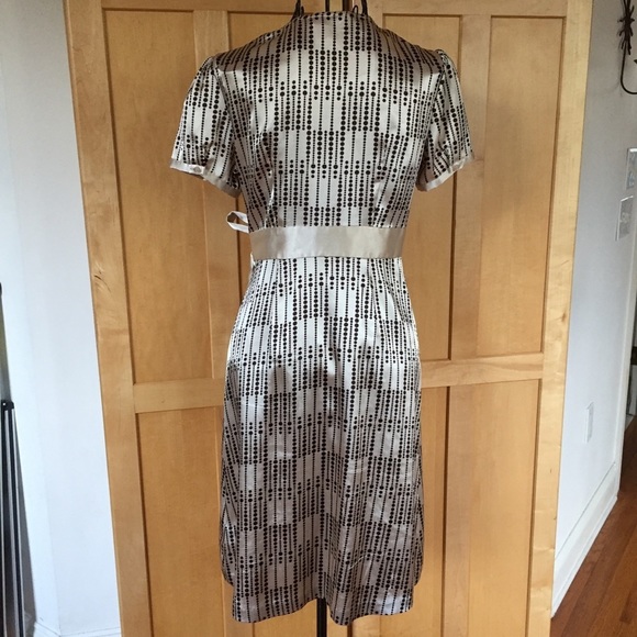 Guess Jeans short sleeve faux wrap Petite Small Dress cream & black color - Picture 5 of 8